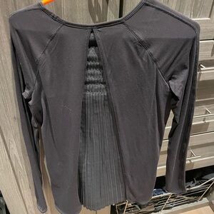 Lululemon Making Moves Top Size 6 Black Pleated Back Long Sleeve Thumbholes